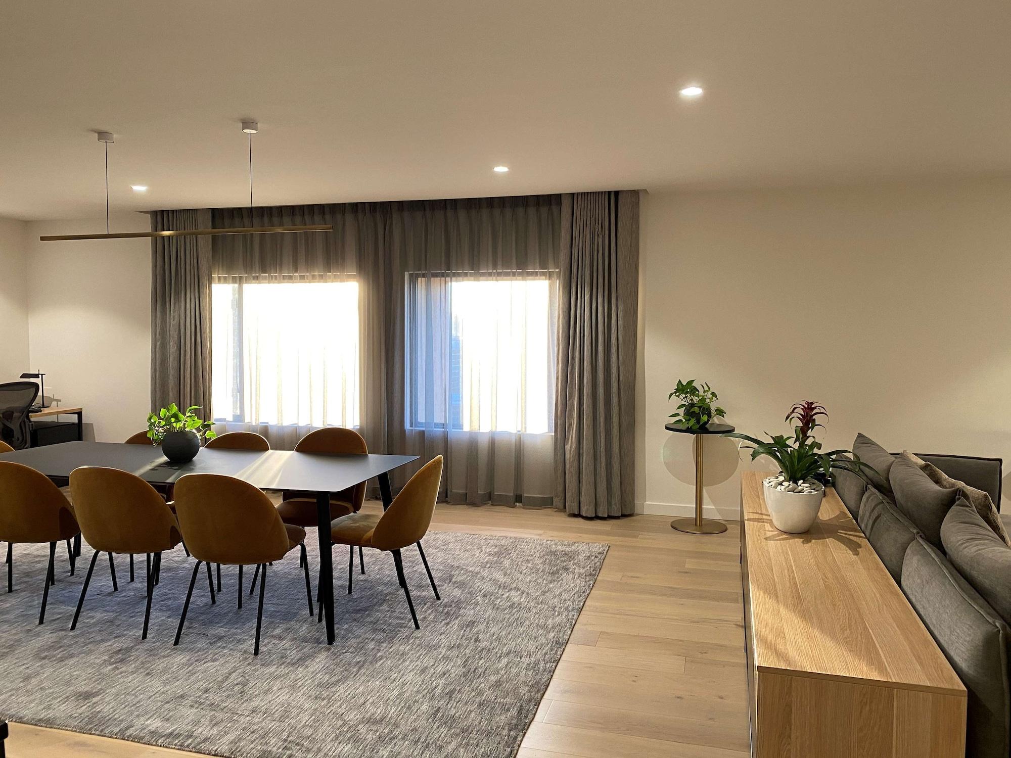 Hilton Adelaide Hotel Exterior foto A living room with a rug